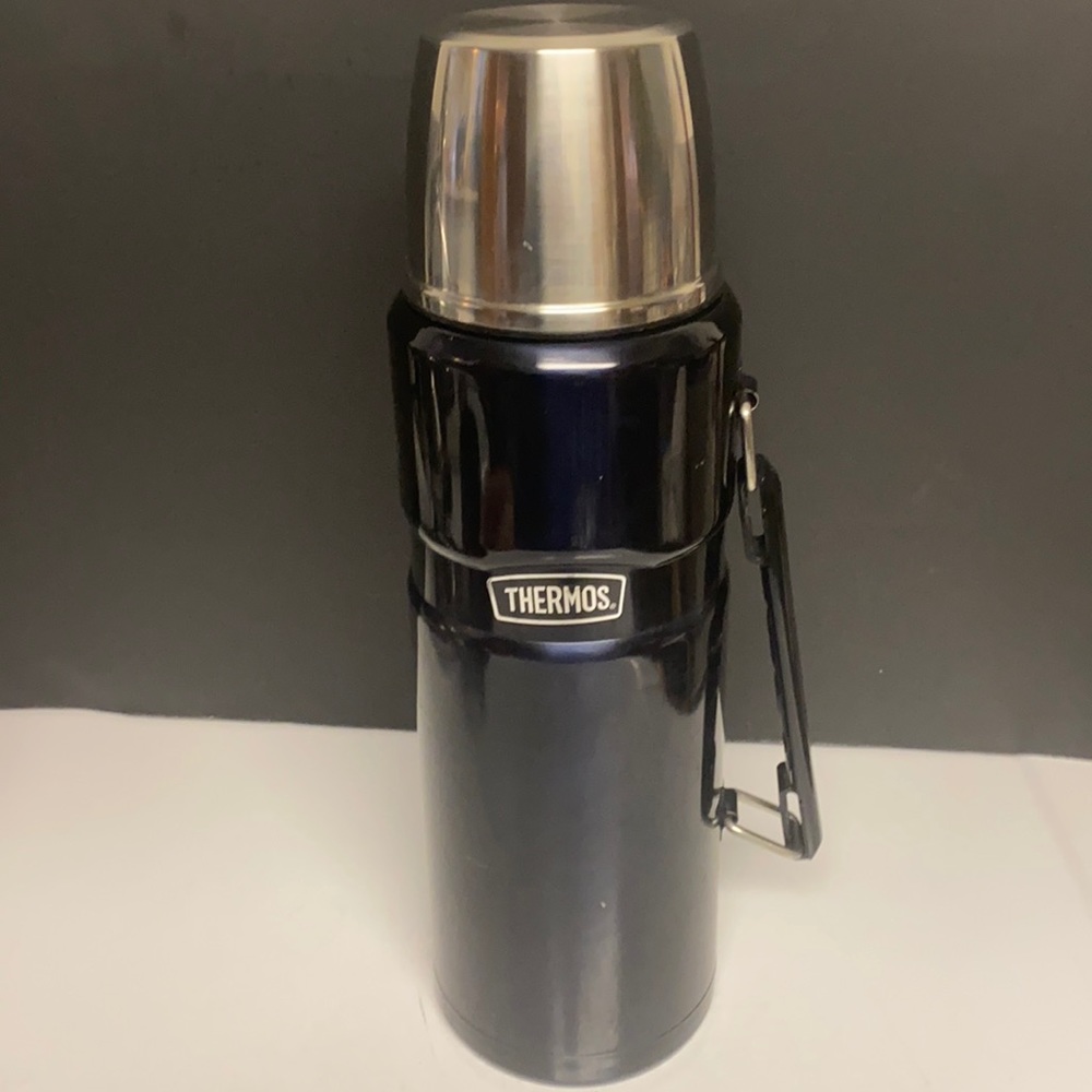 THERMOS Stainless King Vacuum-Insulated Beverage Bottle, 68 Ounce, Matte Blue